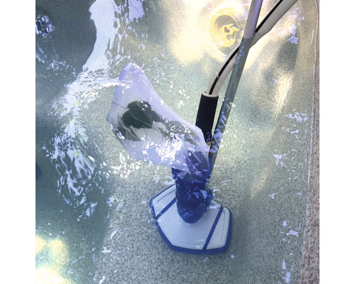 Zwembadreiniging met schepnet en stofzuiger