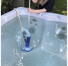 Persoon reinigt een bubbelbad met een stofzuiger