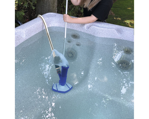 Persoon reinigt een bubbelbad met een stofzuiger