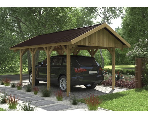 Houten carport met donker dak en auto in de tuin