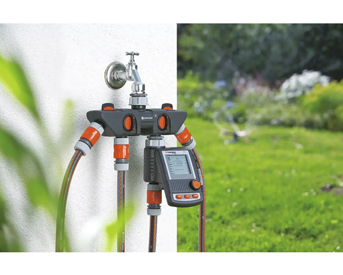 Gardena waterverdeler automatic met irrigatiecomputer gemonteerd op de kraan