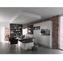 Lichte keuken met kookeiland, bakstenen muur en moderne apparatuur