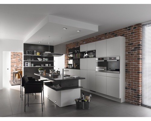 Lichte keuken met kookeiland, bakstenen muur en moderne apparatuur