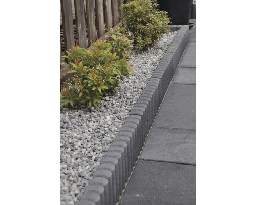 Tuinpad met gazonrandstenen, grind en planten