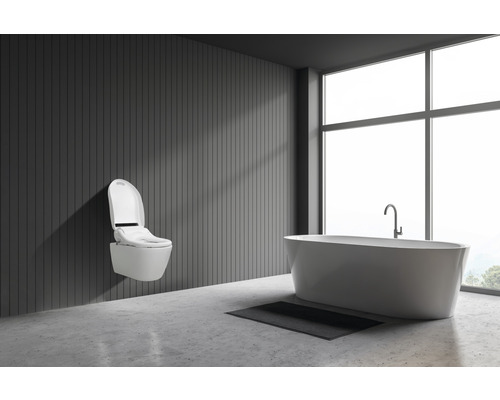 Moderne badkamer met wandcloset en badkuip