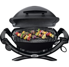 Elektrische barbecue met groentespiesen op het grillrooster