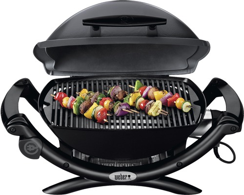 Elektrische barbecue met groentespiesen op het grillrooster