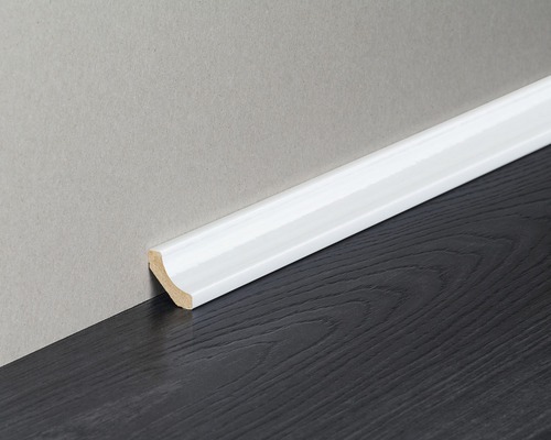 Witte houten plint op muur en vloer