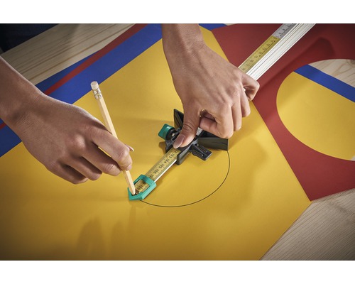 Cirkelsnijder in gebruik op gekleurd papier met potlood en duimstok