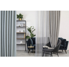 Moderne woonkamer met gordijnen, plank en zitmeubilair