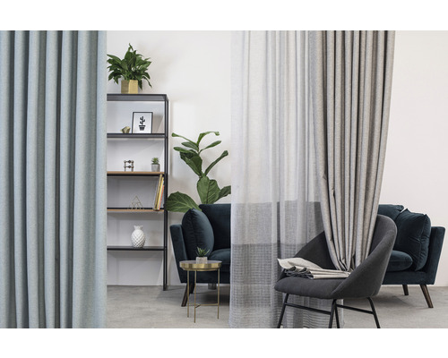 Moderne woonkamer met gordijnen, plank en zitmeubilair