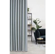 Decoratief gordijn als ruimteverdeler in een woonkamer met plank en bank