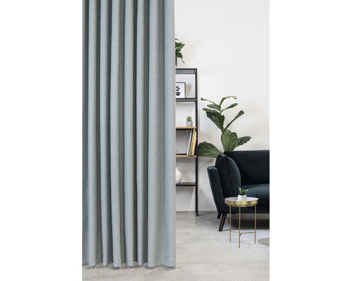 Decoratief gordijn als ruimteverdeler in een woonkamer met plank en bank