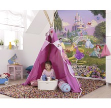 Kinderkamer met roze tipi tent, speelkleed en behang met Disneyprinsessen thema.