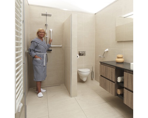 Toegankelijke badkamer met douche, toilet en wastafel