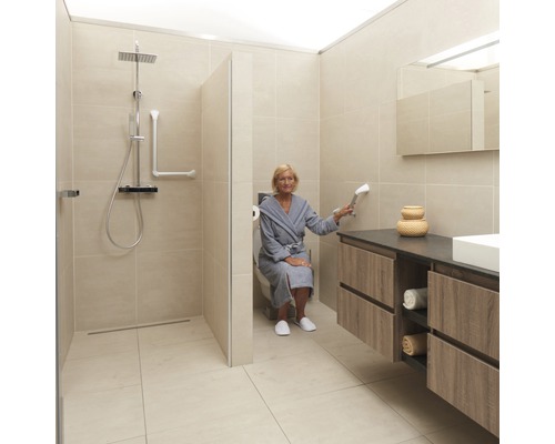 Toegankelijke badkamer met douche, toilet en wastafel voor meer comfort en veiligheid.