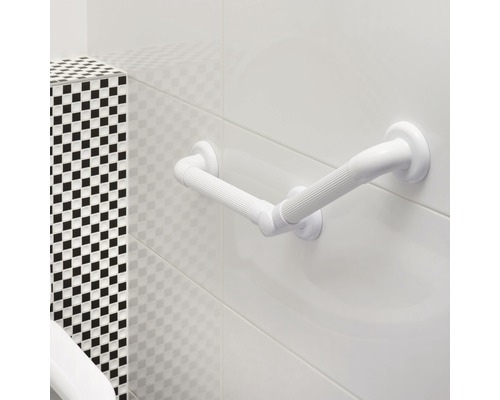 Grijpstang voor de badkamer aan een betegelde muur