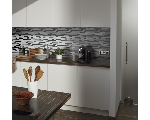 Keukenscène met mozaïektegels, werkblad en keukengerei