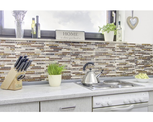 Keukenscène met mozaïektegels, messenset, waterkoker en kookplaat