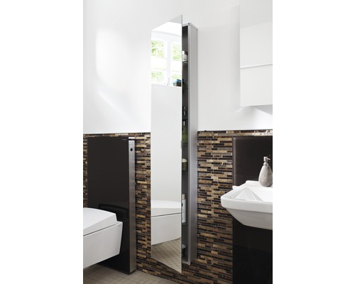 Moderne badkamer met spiegelkast voor het opbergen van badkamerbenodigdheden