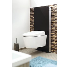 Badkamer met wandcloset en installatie-element