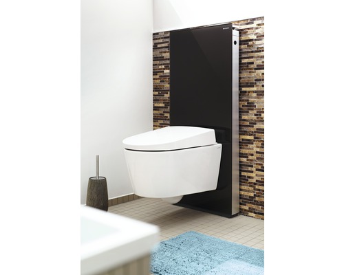 Badkamer met wandcloset en installatie-element