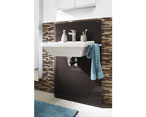 Badkamer met wastafel, kraan, handdoek en bruine achterwand