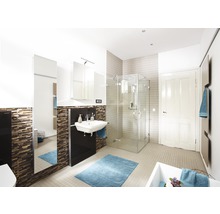 Badkamer met douche, wastafel, spiegelkast en tegels