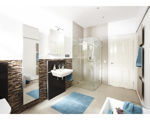 Badkamer met douche, wastafel, spiegelkast en tegels