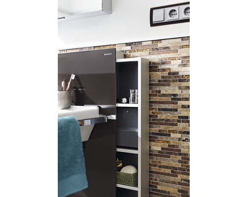 Badkamerscène met wastafel, spiegelkast van Geberit en plank