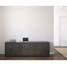 Weerstation op een dressoir in een lichte ruimte.