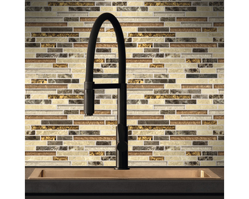 Keukenscène met mozaïektegelwand en mengkraan voor de gootsteen