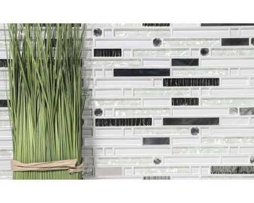 Decoratieve wandtegel met glasmosaïek en kunstgras