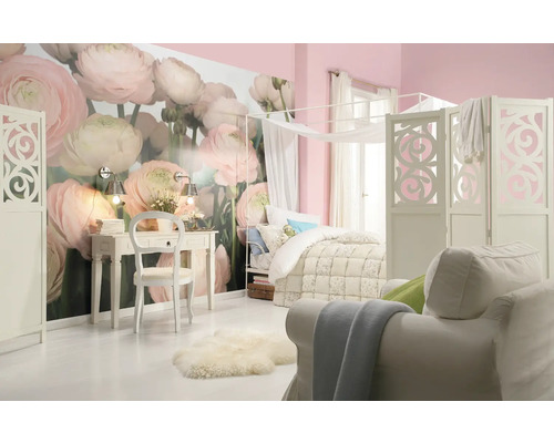 Lichte slaapkamer met bureau, bed en kamerscherm