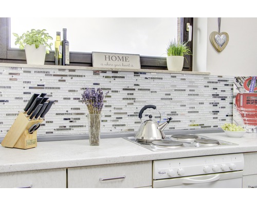 Keukenscène met mozaïektegels, kookplaat, waterkoker en keukengerei