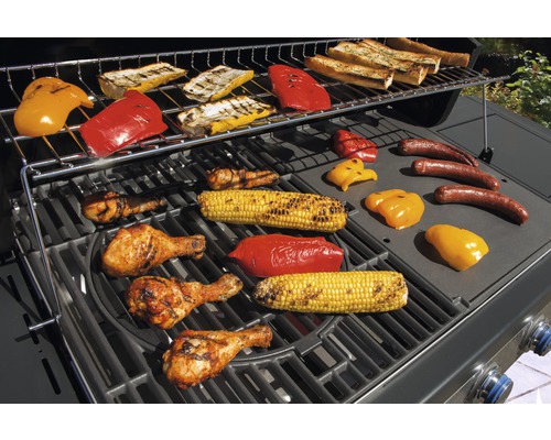 Barbecue met kippenpoten, maiskolven, paprika, courgette, stokbrood en worstjes