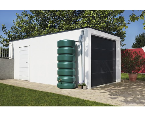 Buitenfoto van een regenwatertank naast een garage