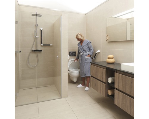 Toegankelijke badkamer met douche, toilet en wastafel voor senioren of mensen met een mobiliteitsbeperking