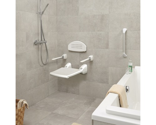 Drempelloze badkamer met douchestoel, handgreep en rugleuning voor meer veiligheid en comfort.