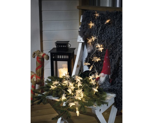 KONSTSMIDE Kerstverlichting LED lichtsnoer Ster 40 lampjes warmwit 3,90 m Decoratieve scène met sterrenlichtslinger, lantaarn en kabouter op een kruk.