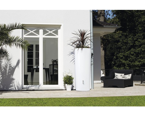 Buitenfoto met watertank, beplanting en zitgelegenheid