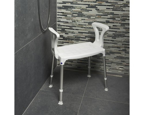 Douchekruk met armleuningen en verstelbare poten in de badkamer