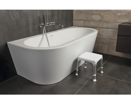 Bad en badkruk in de badkamer