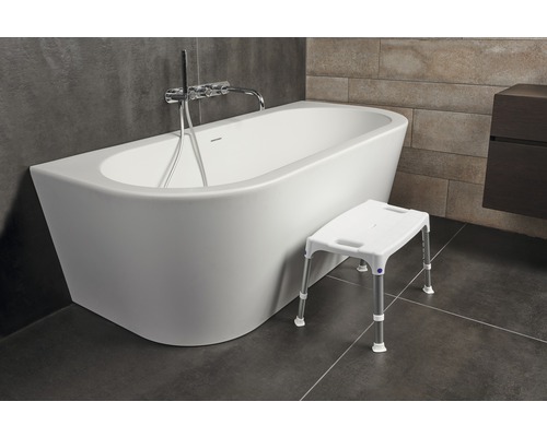 Moderne badkamer met vrijstaand bad en douchekruk