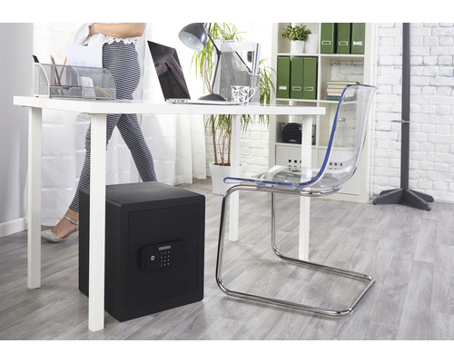 Kantooropstelling met een zwarte meubelkluis onder een bureau