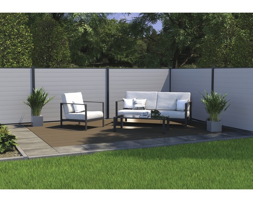 Tuinscene met privacyscherm, zithoek en planten