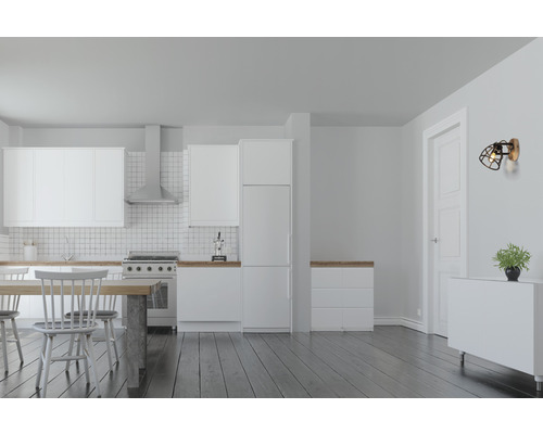 Lichte keuken met witte kasten, houten tafel en een wandlamp met kooiconstructie