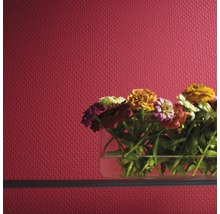 Close-up van een gestructureerd behang met een bloemstuk in een glazen vaas