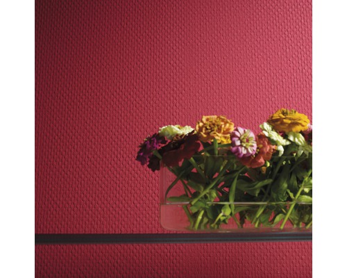 Close-up van een gestructureerd behang met een bloemstuk in een glazen vaas