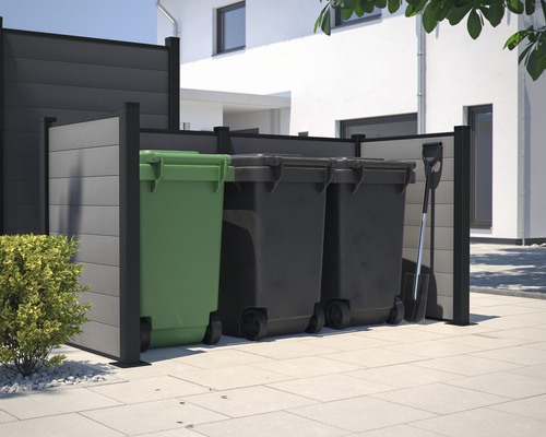 Afvalcontainerberging met drie afvalcontainers en schep